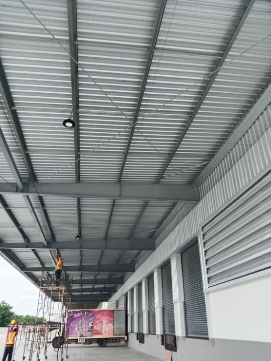 ติดตั้งตะแกรงป้องกันนกเข้าใต้แผงโซล่าเซลล์